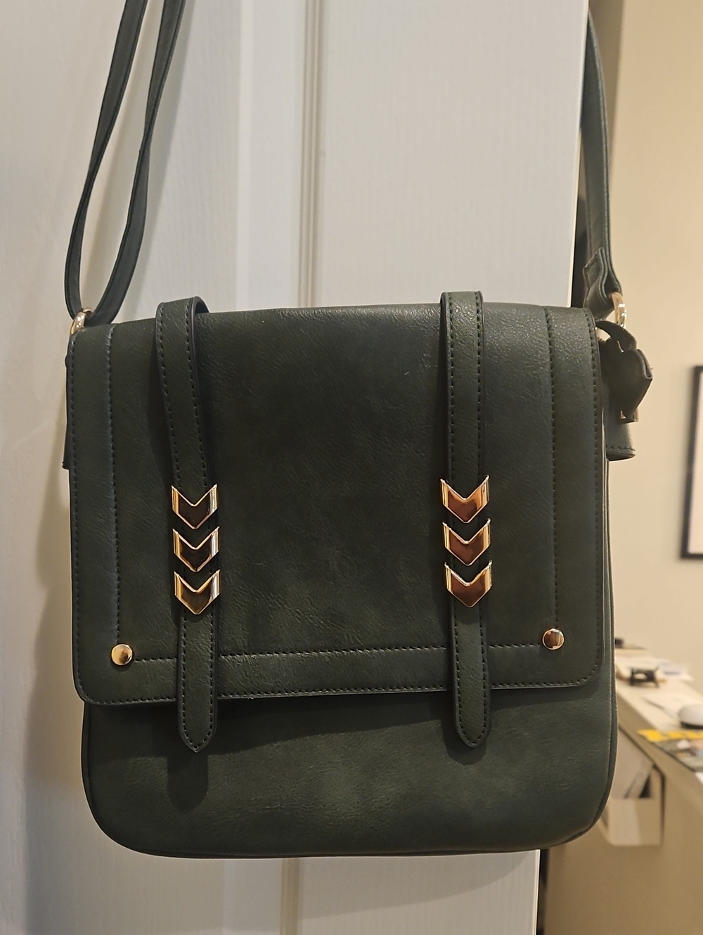 Elegant Dark Green Crossbody Bag with Gold Chevron Accents